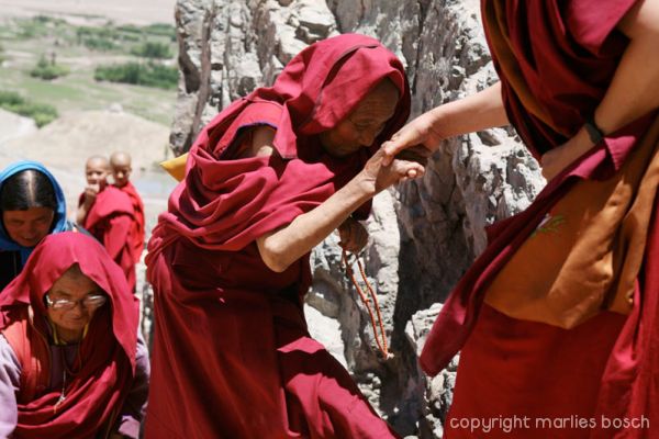 2010-nuns-ladakh-001